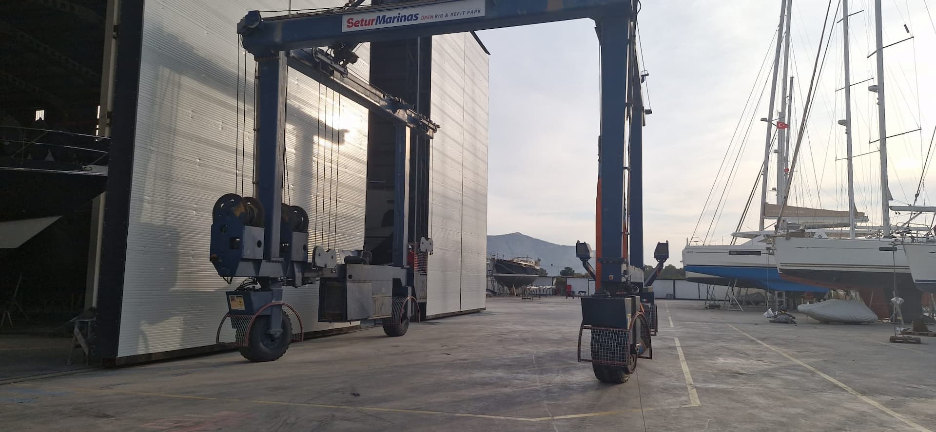 Tekne taşıma travel-lift (gezer vinç) sistemi