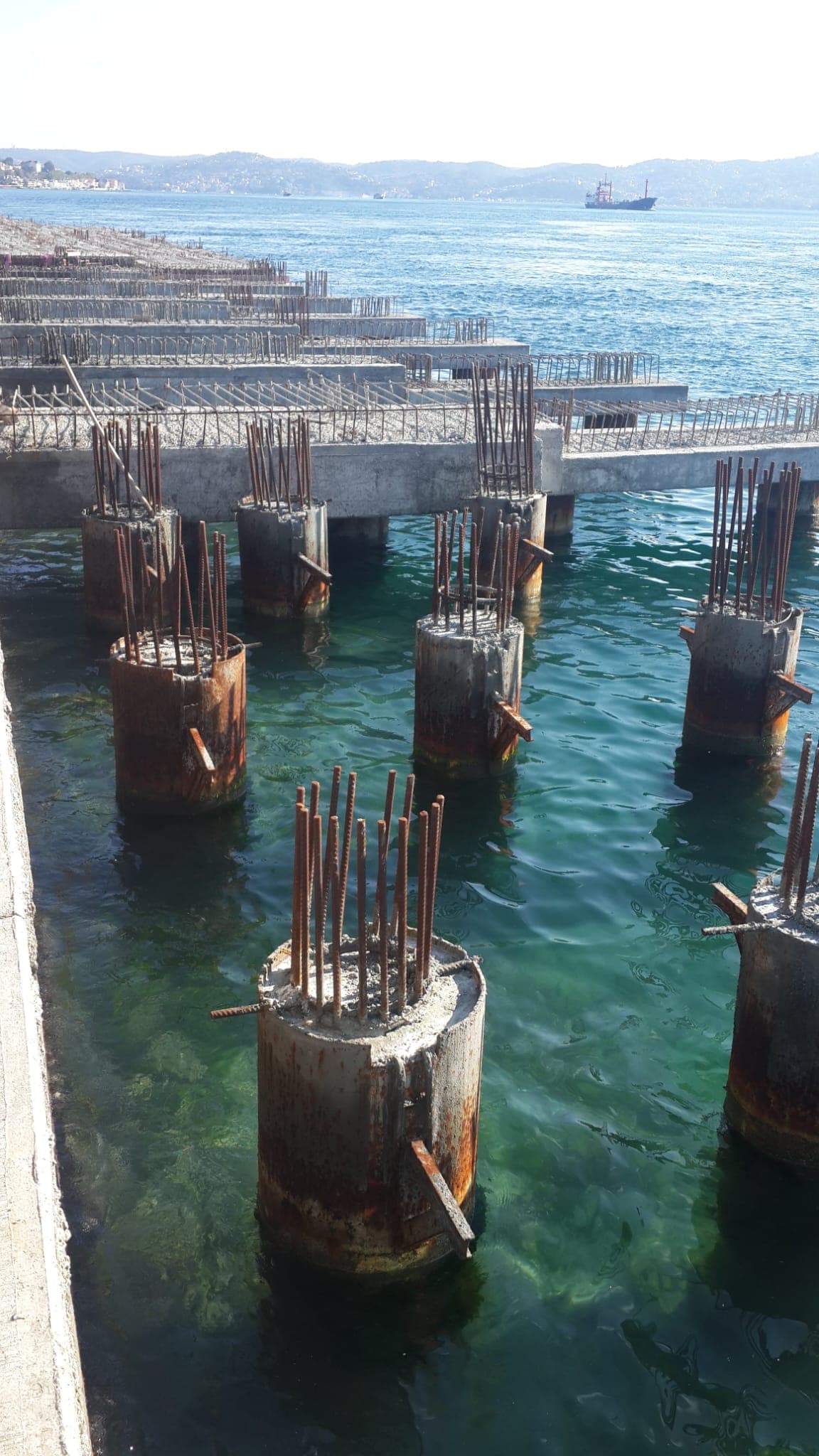 Deniz içinde donatılı betonarme kazık imalatı